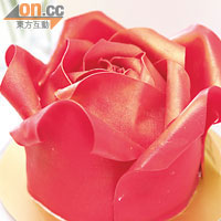 Golden Red Rose $480/磅（d）<Br>鮮紅嬌艷的紅玫瑰，蛋糕口味可隨個人喜好選擇，有朱古力、栗子、雜果等；沒所謂吧！反正造型搶晒鏡！