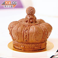 伯爵茶朱古力蛋糕 $48/件（e）<br>Princess的招牌之一，王冠外層是特濃朱古力慕絲，內裏則是充滿茶香的蛋糕，配搭有層次感。