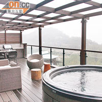 別墅設有露天按摩浴池，讓你一邊浸浴一邊俯瞰四周的景色。