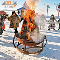 寒冬中圍着篝火跳舞，是最溫暖的活動。