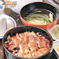 吃法3部曲<br>1.若人多的話，盛鰻魚飯的食具也會相應變大碼，可先以飯勺把魚肉和飯拌勻。
