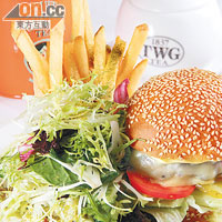 Wagyu Burger $168<BR>和牛漢堡四處可見，這裏配貴價Emmental Cheese，芝味特濃；另薯蓉及沙律都澆上注入1837綠茶的香醋，減輕膩滯。