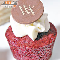 混入紅菜頭汁的紅絲絨蛋糕，呈現紅寶石般的顏色，是華爾道夫的招牌甜點。