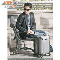 碳灰色Tegra-lite International Carry-on $5,480