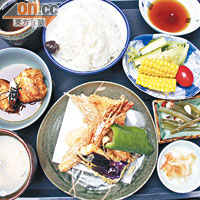 餐廳每日都會供應多款日式定食套餐，限量供應的香芋炸蝦定食是必試推介，NT$280（約HK$74）。