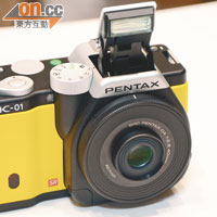 Pentax K-01繼續玩顏色配搭，加上模式轉盤移至閃光燈旁邊，令機身更似玩具。