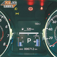 置於錶板的中央顯示屏換成彩色，可顯示如燃油存量等資料。