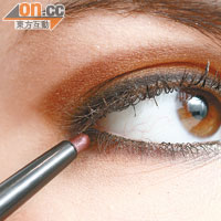 3.  緊貼下睫毛根部掃畫粗身啡色眼線，勾畫眼形。