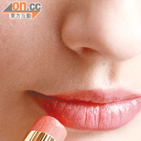 5.  先搽一層橙色唇膏打底，最後多塗一層粉橙色唇彩。