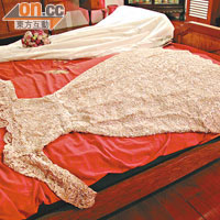 西式大床上放有西式刺繡長裙，展示了物主的美好身段。