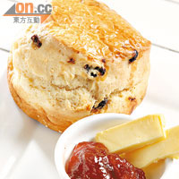 Scone with Butter and Jam $20<BR>Super Size的英式焗鬆餅熱辣辣，麵粉香突出，塗上牛油果醬最好吃。