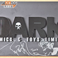 新公司取名黑漫畫（Dark），希望公司衝出當下畫壇的黑暗局面。
