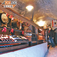城堡內擁有酒窖，售賣各種斯洛文尼亞釀製的紅白酒。