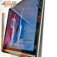 6.4cm超薄Plasma屏幕，配合附送的可動掛牆架，能將電視底部掀起，方便駁線之餘，亦可調校合適觀賞角度。