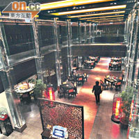 故宮晶華宴飲中心1樓中央，有6米高天井位，呈現出古代客棧的挑高空間感。
