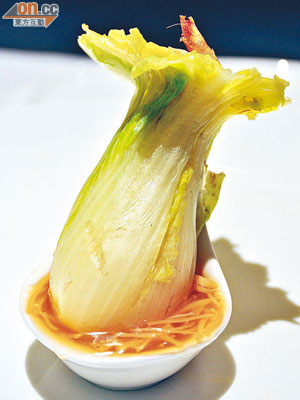 翠玉白菜以櫻花蝦，替代了原版國寶上的蝗蟲，極之傳神。