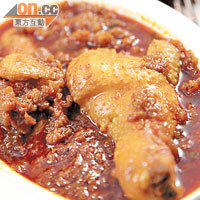 咖喱雞 $48（d）<br>店內最受歡迎的菜式之一，雞肉盡吸咖喱的香味，伴飯一流。