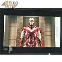 以《The Avengers》全高清預告片測試，畫面流暢之餘，Iron Man的金屬感相當突出。而且其可視角度甚闊，從旁邊睇片都十分清楚。