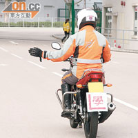 駕電單車要左轉的話，只需要簡單伸出左手保持水平便可。