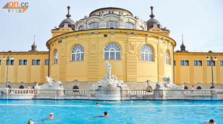 能在王宮般華麗的公共溫泉中心暢泳，真是富貴的平民享受。