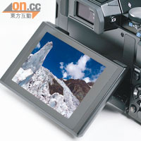 3吋OLED屏幕可作多角度翻動，方便拍攝取景。