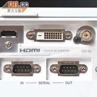 設有HDMI、DVI-D及LAN插口，同時接駁藍光機及電腦都很方便。