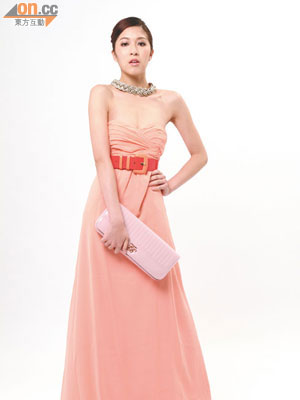 TED BAKER蝦肉色Tube Dress $3,550（a）、TED BAKER橙色粗Belt $700（a）、TED BAKER粉紅色漆皮Clutch $1,050（a）、Accessorize銀色頸鏈 $225（b）