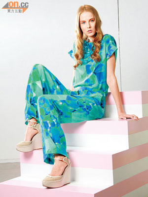 Floral top$4,680<Br>Pants$4,680<Br>Necklace$2,180<Br>Shoes$5,680