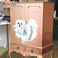 高腳設計銅色儲物櫃，櫃面畫上了店主離世小狗的肖像，畫功細膩。$68,000
