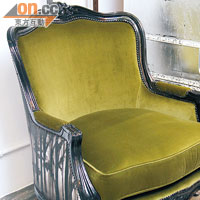 安樂舒適的座椅，椅背卻畫上了帶點憂怨色彩的黑森林，對比有趣，設計師是Jimmie Martin。$45,000