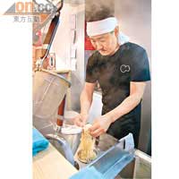一絲不苟的寺田先生堅持以日本小麥粉製麵，材料控制上更是絲毫不能差。拉麵無防腐劑，零舍彈牙。