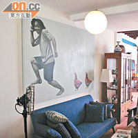 住客共享的大廳，掛滿帶馬拉風味的有趣油畫。