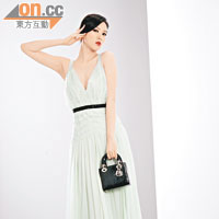 Dress $100,000、Sandals $10,500、Lady Dior bag（鱷魚皮） $150,000