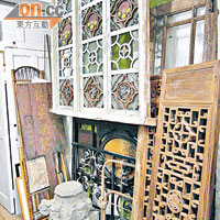 雕花木窗，來自拆卸的老房子，歷史悠久。