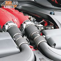 置於車頭引擎艙內的動力核心，為一台可輸出460hp馬力的4.3 V8引擎。