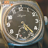 LONGINES約三十年代為捷克空軍設計的手錶，瓷面錶面設計，十多年前約六千多元，現升至二萬多元。