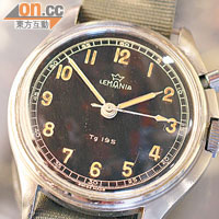 LEMANIA於六十年代為瑞典空軍設計的手錶，設有單按鈕一分鐘計時功能，十多年前約萬五，現升值至約三萬元。