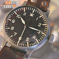 Laco 在四十年代為德國空軍設計的手錶，設計簡約清晰，十多年前四、五千元，現升至四、五萬元。