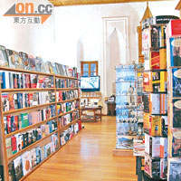 在穆斯林區有間很大的商店，有齊各款書籍出售，位置就在落橋後第一間。