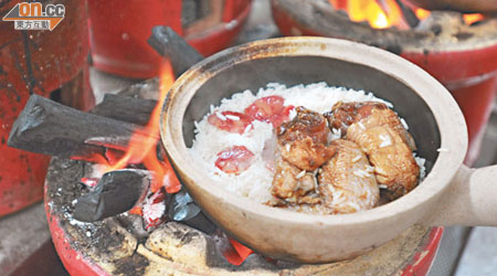 禤記瓦煲雞飯單以雞和臘腸作材料，可選是否加鹹魚。