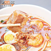 蝦麵的主角不是大蝦，反而是以豬骨和蝦殼等熬成的濃湯，售SG$5（約HK$31）。