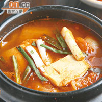 泡菜鍋 $70（d）<BR>經典家常鍋物，因韓國媽媽最喜歡以泡菜入饌；以泡菜汁煮成的湯酸酸辣辣，愈食愈開胃。