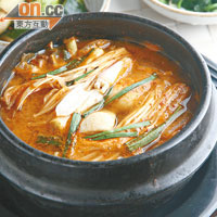 韓國麵豉湯 $70（d）<BR>和泡菜鍋並列為經典之最。一星期起碼吃兩次，麵豉牛肋骨湯偏鹹，配上香菇和豆腐，好豐富。韓國人每次吃燒五花肉時，最愛喝這湯。