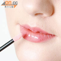 5. 唇妝方面，先塗橙紅色唇膏，再點上自然色Lip Gloss，營造豐滿性感的嘴唇。