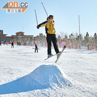 雪場也有小滑坡，給高手玩花式用。