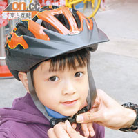 出發前，導賞員會先講解安全守則，並替小朋友挑選合適的單車及頭盔。