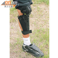每次練習都戴上護膝以確保安全。