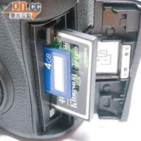 選用SD及CF雙插卡槽，可作同時記錄或分別記錄，儲存更靈活。