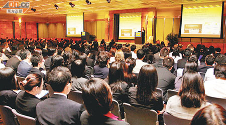 學員有機會定期參加大型講座及研討會，作為課外交流及觀摩活動。