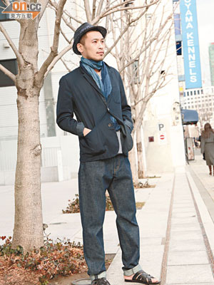 On 遠山昌彥（Tooyama Masahico）<BR>黑色藤織草帽 $620、深藍色圍巾$780、深藍色西裝褸 $5,440、藍色格仔恤衫 $1,670、深藍色牛仔褲 $1,780